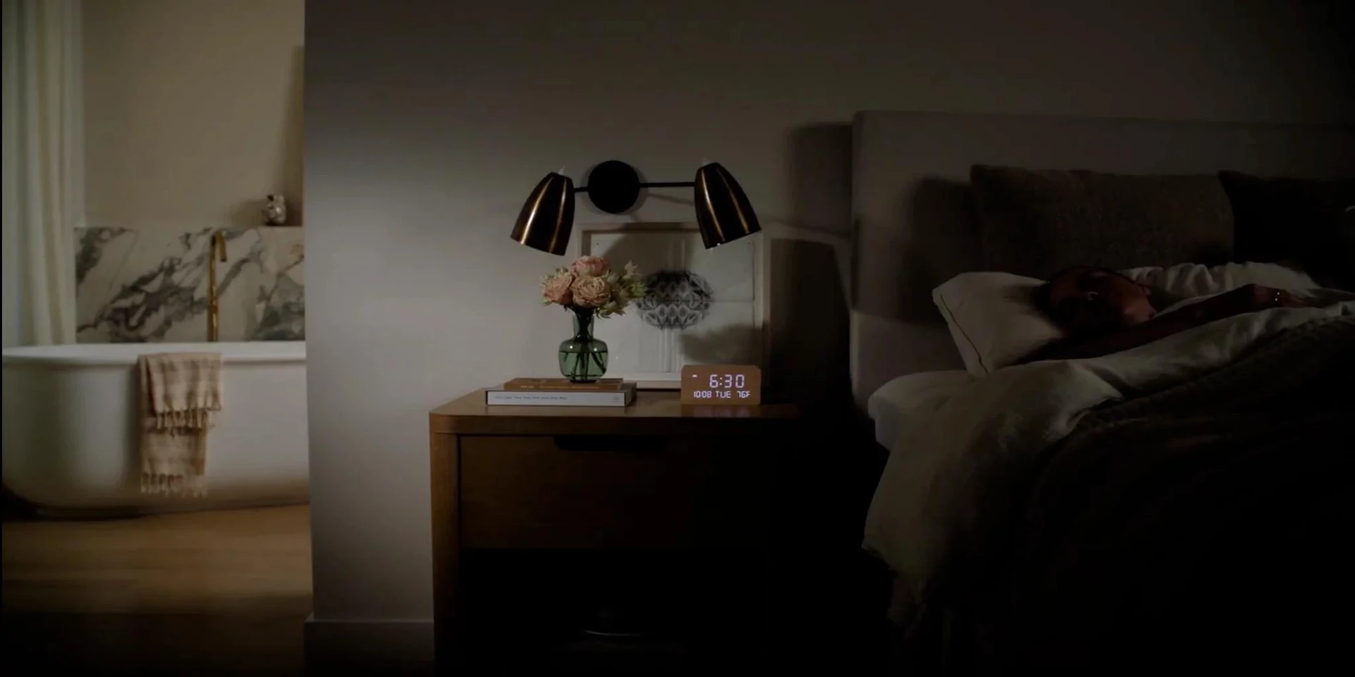 Enjoy a natural wake-up. Before the sun rises, wake up gradually as Aura shades emanate a lovely radiance.
