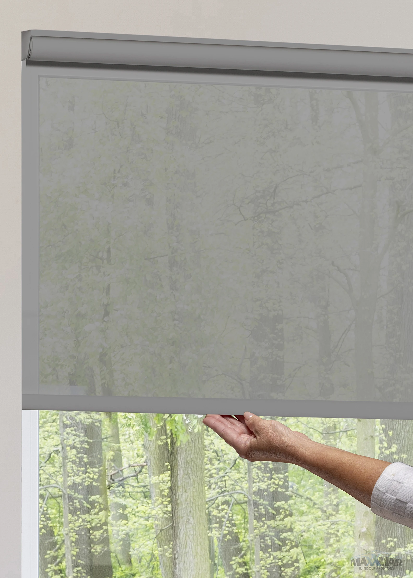 Maxxmar Roller Shades: product and operating-detail illustration.